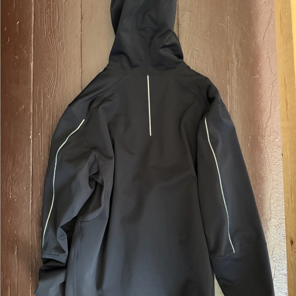 lululemon athletica Men's Black Windbreaker - Picture 4 of 16